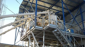 Cement feeding by screw conveyors and reversible screws