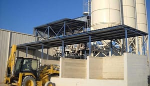 Stockage agrégats au sol avec trémies en béton